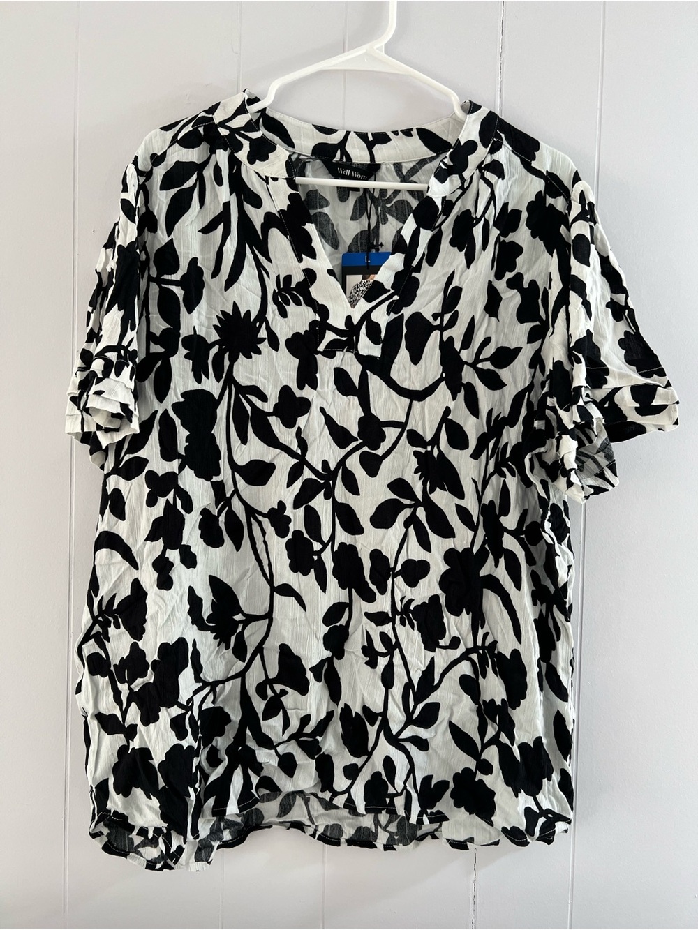 Well Worn Black & White Floral V-Neck Blouse #221